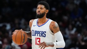 科比退役狂欢与詹姆斯平静谢幕：篮球巨星退役仪式的情感与市场面面观